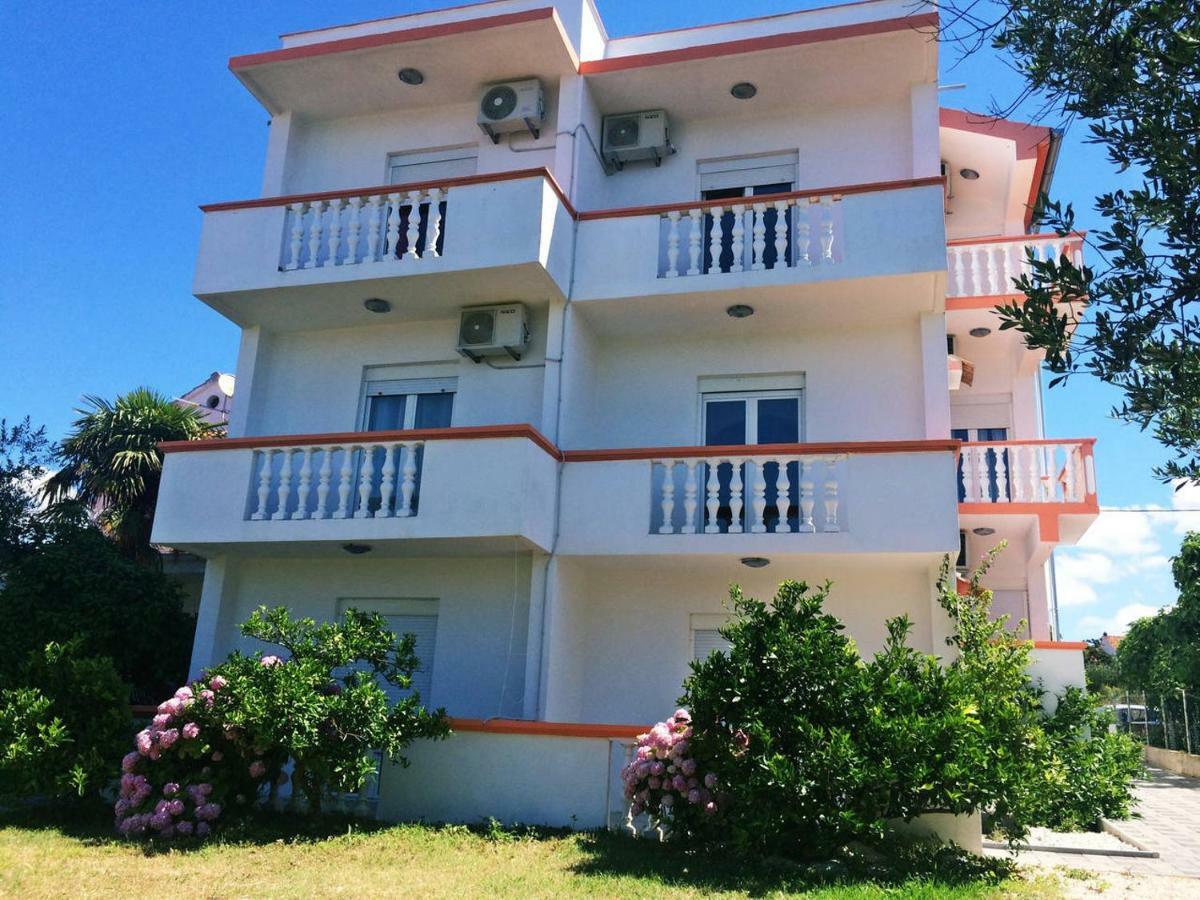 Ika Apartments บาร์บินเย ภายนอก รูปภาพ